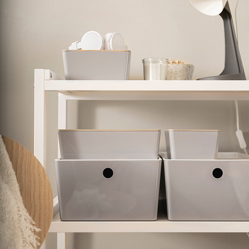 Estantes blancos con 3 cajas KUGGIS para guardar objetos pequeños.