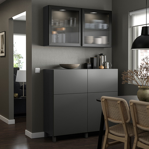 Cocina moderna con mueble gris LAPPVIKEN, puertas de cristal y sillas de mimbre.