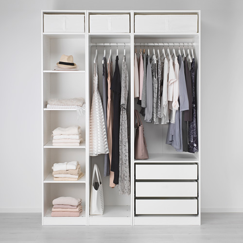 Un armario minimalista, PAX, con estantes con ropa apilada y prendas colgadas, cajones y pies ajustables para compensar el suelo.