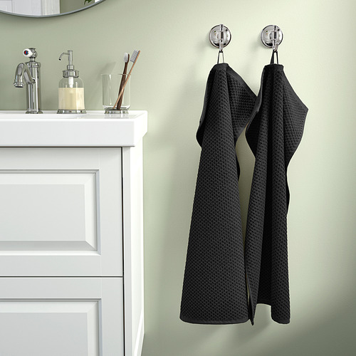 Baño verde con mueble blanco, grifería cromada, toallas GULVIAL. O, para abreviar: baño verde con mueble blanco y toallas GULVIAL.