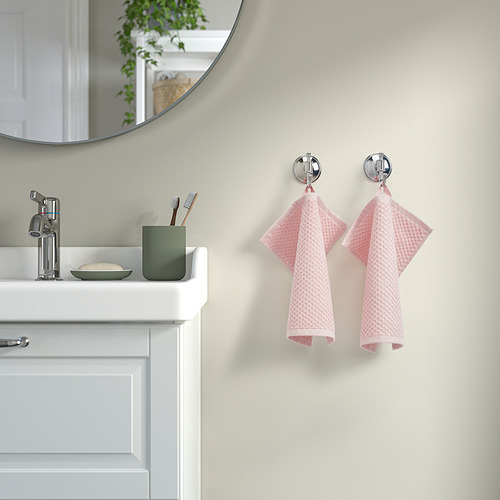 Baño ordenado con lavabo cromado, soporte para cepillos de dientes verde, toallas GULVIAL rosas y plantas reflectantes de espejo.