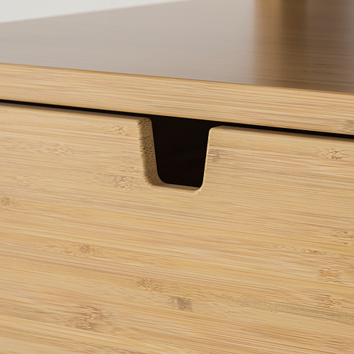 Primer plano de un cajón de bambú bien hecho con un elegante tirador, que muestra una artesanía de calidad.