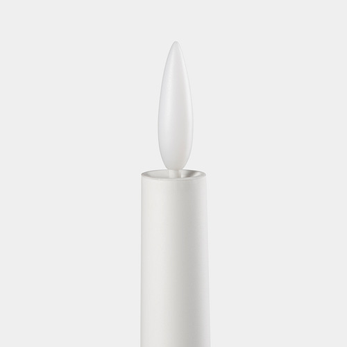 Una sola vela led moderna con una llama suave y suavemente parpadeante, atada en un elegante soporte blanco.