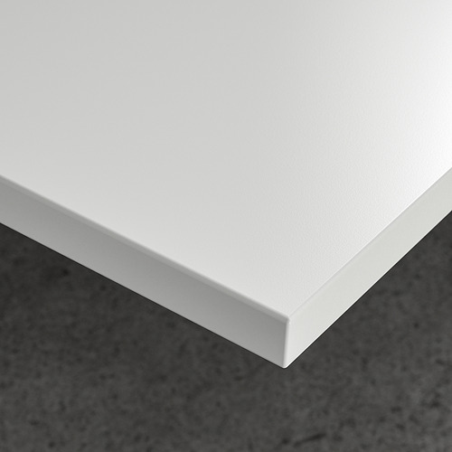 Moderno escritorio blanco con superficie lisa y resistente a las manchas, líneas limpias y artesanía de calidad.
