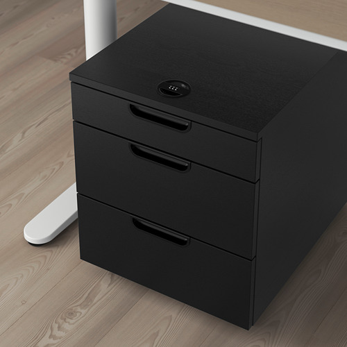 Archivador móvil negro con cerradura de combinación, tres cajones, sobre suelo de madera.