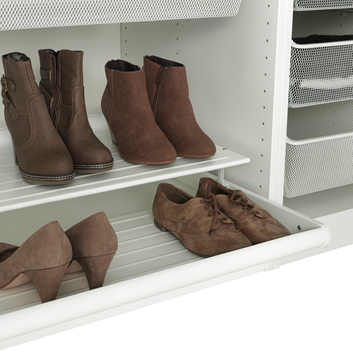El estante organiza los zapatos, se extrae para facilitar el acceso.