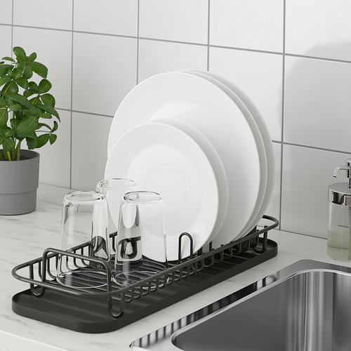 El estante para platos de cocina LILLHAVET cabe sobre el fregadero o la encimera, seca platos, vasos y cubiertos. Bastidor negro con capacidad para 5 placas.