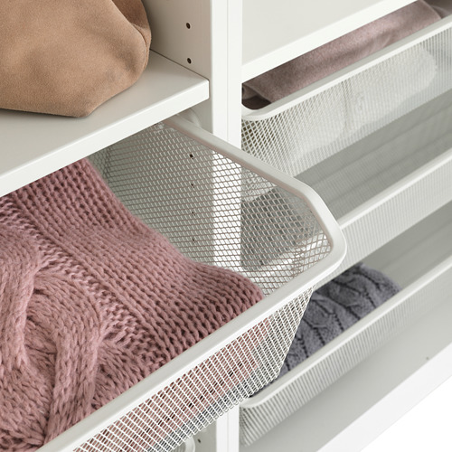 Cesta de almacenamiento de malla blanca llena de ropa doblada.