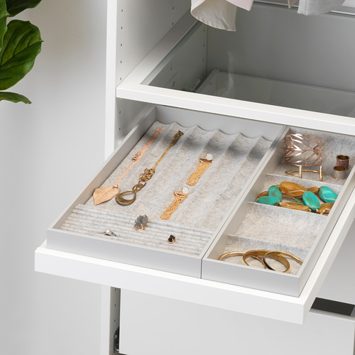 Organizador de joyas con compartimentos de fieltro para collares, anillos y accesorios. Cabe en un estante extraíble.