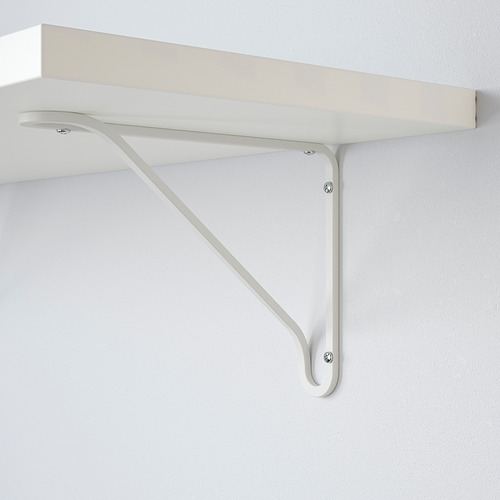 Estante de pared blanco con soportes metálicos resistentes fijados de forma segura a la pared.