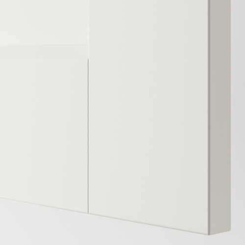 Primer plano de una elegante puerta de armario blanca con un diseño minimalista. Bordes nítidos y limpios y acabado liso, lo que refleja una artesanía de alta calidad.