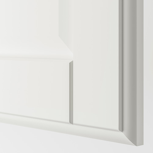 Primer plano del borde de la puerta TYSSEDAL, acabado blanco liso, artesanía de precisión.