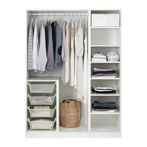 Armario blanco con camisas colgadas, ropa doblada y cestas de almacenamiento.