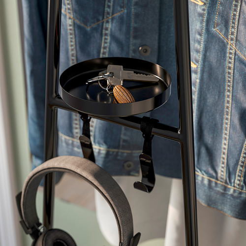 Perchero de espacio pequeño con bandeja incorporada para llaves y gancho para auriculares. Diseño delgado, ideal para pasillos.
