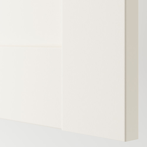 Gabinetes blancos limpios y minimalistas; Acabado suave y moderno.