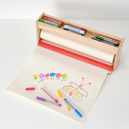 Estación de arte de madera con rollo de papel, bolígrafos de colores y dibujos para niños. Un borde de corte rojo.