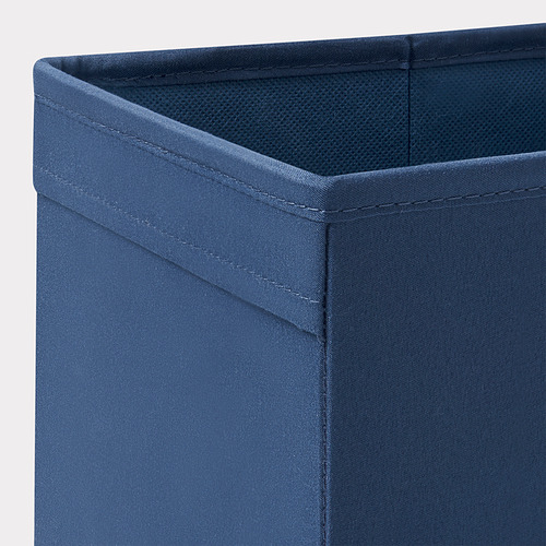 Primer plano de la robusta caja de almacenamiento de tela azul marino, que muestra costuras duraderas y material de calidad.