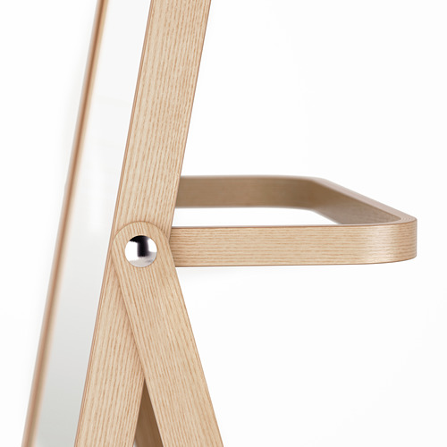 Moderno perchero de madera con soporte acodado y cierre metálico, perteneciente a la serie IKORNES.