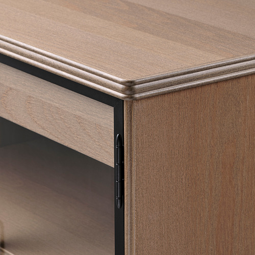 Detalle de aparador de madera, con acabado liso, construcción robusta y diseño de borde sutil.