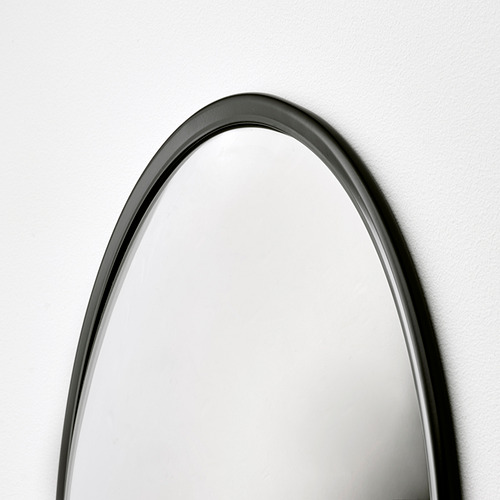 Elegante espejo arqueado con elegante marco negro. Diseño moderno, acabados de alta calidad.