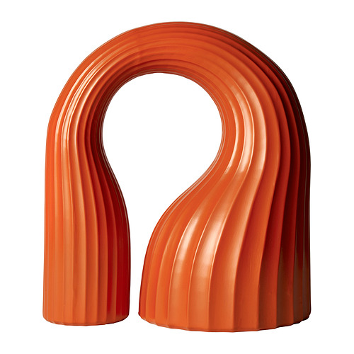 Escultura KONSTRUNDA en forma de U de color naranja brillante, diseño acanalado.