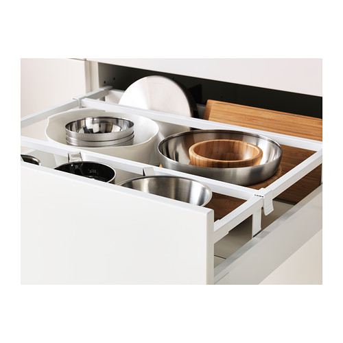 Cajón de cocina blanco con múltiples compartimentos para ollas, sartenes y accesorios de madera.