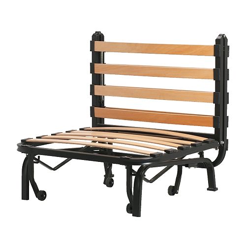 Cama plegable LYCKSELE. Estructura de metal negro, listones de madera, diseño compacto.