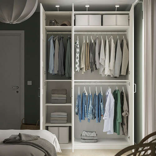 Armario de pared con perchas, estantes y cajas de almacenamiento para ropa y accesorios.