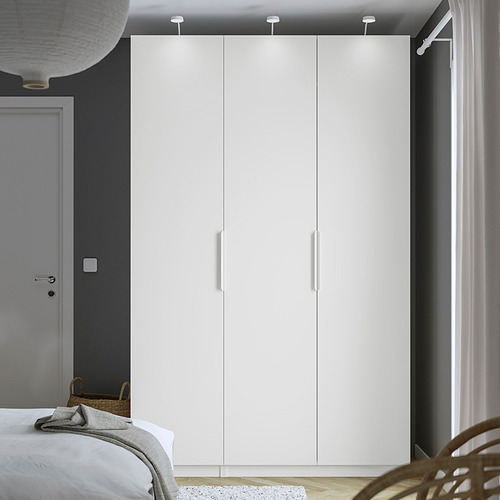 Dormitorio moderno con gran armario blanco PAX, alto y elegante, pared oscura en contraste. ,