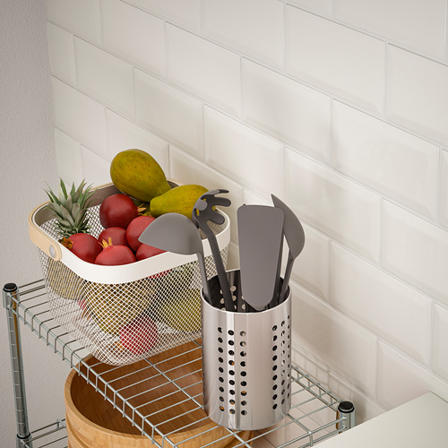 Organizador de cocina con cesta de frutas y utensilios.