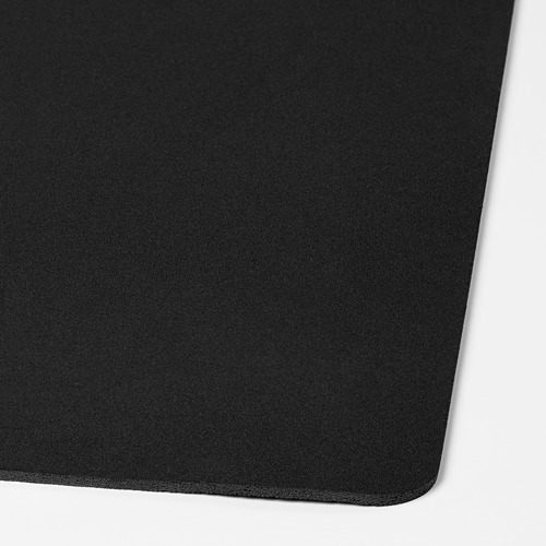 Alfombrilla de ratón gaming negra con superficie lisa y firme. Hecho de poliéster 100% reciclado, es duradero y fácil de limpiar, ideal para juegos de precisión.