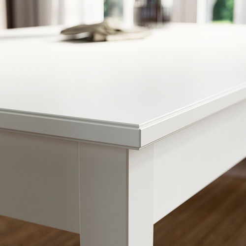 Primer plano del moderno borde de la mesa blanca con ribete metálico, que muestra un diseño elegante y de alta calidad.