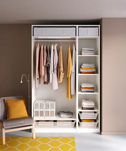 Armario moderno con ropa colorida, estanterías organizadas y una silla acogedora.