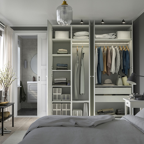 Dormitorio moderno con armario abierto, ropa, textiles, cajones e iluminación. Paradero y planta en primer plano.