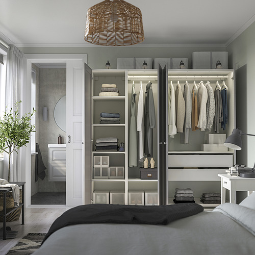 Dormitorio moderno con armario PAX, ropa, iluminación, cama parcial y puerta en suite.