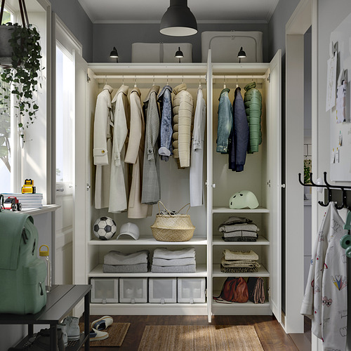 Armario bien organizado con ropa, estantes y compartimentos de almacenamiento, con pies ajustables e iluminación integrada.