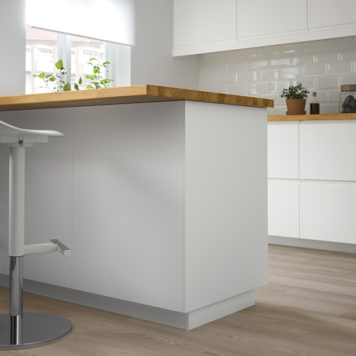 Moderna isla de cocina blanca con encimera de madera. Columna de altura, diseño elegante, estilo minimalista. Taburetes de bar para sentarse.