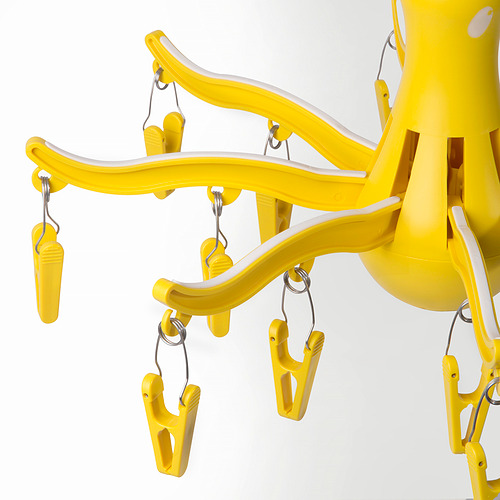 Secador de calcetines de plástico amarillo con clavijas. Se cuelga fácilmente, tiene capacidad para 16 artículos.