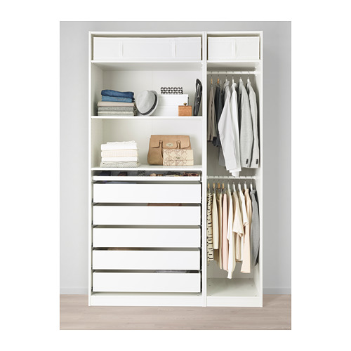 Armario blanco bien organizado con estantes, cajones y espacio para colgar ropa y accesorios.