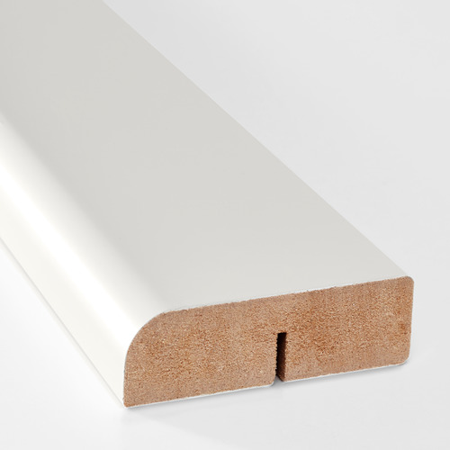 Primer plano de molduras de cocina modernas, borde redondeado, acabado en madera clara.