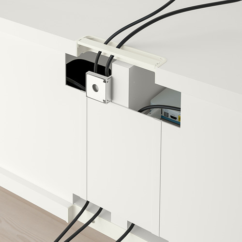 Banco de tv blanco con cajones y gestión de cables. Cables organizados y ocultos, con salidas en la parte trasera y superior.