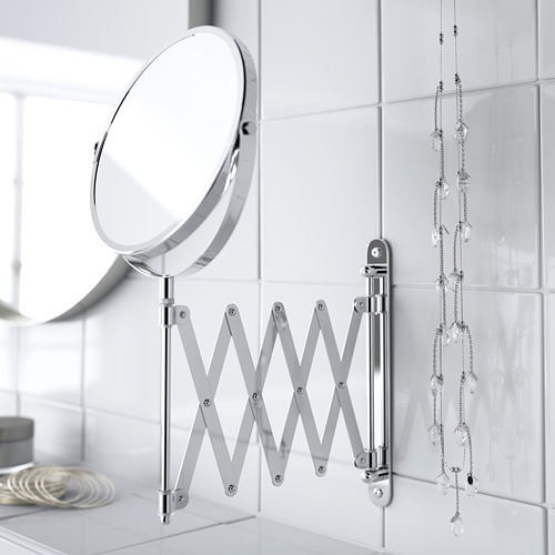 Espejo de aumento en pared con brazo extensible para tareas de primer plano. Construido para uso en el baño, resistente al agua.