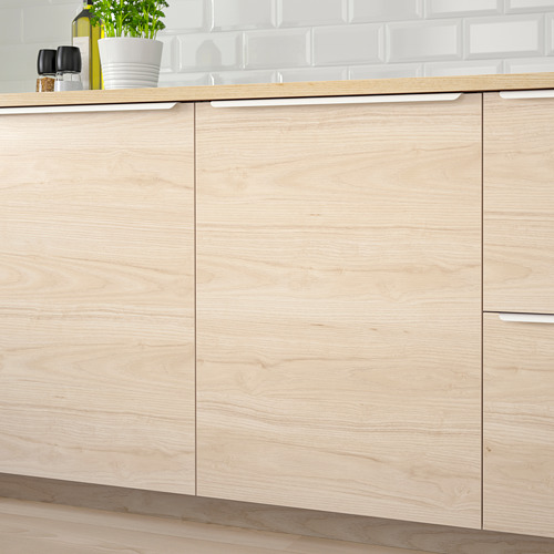 Armarios ligeros de madera de fresno con superficies lisas y fáciles de limpiar. Asas sencillas para acceder al almacenamiento. Adecuado para cocinas modernas.