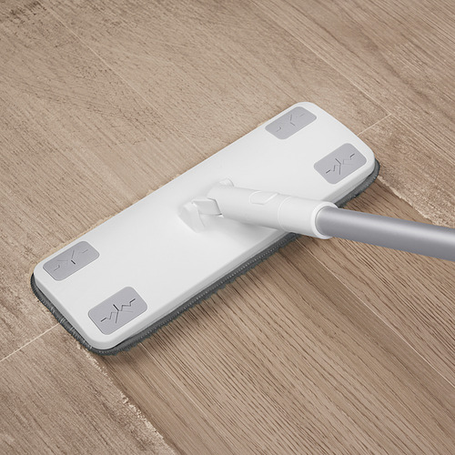 El trapeador de microfibra blanca con mango telescópico limpia pisos, vidrios y huecos. Ajustable, eficaz y fácil de usar.