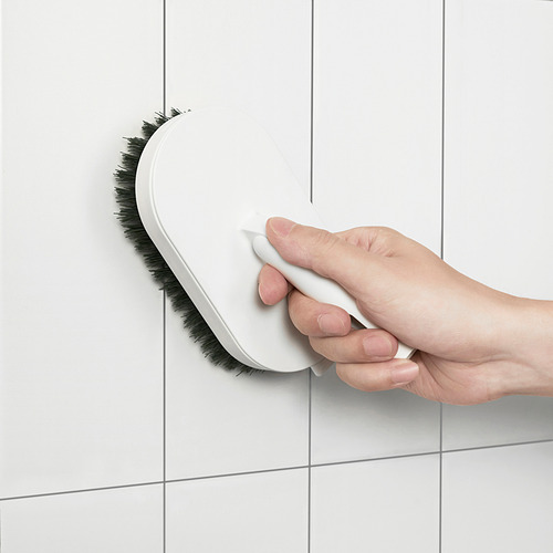 Limpieza de pared de azulejos blancos con cepillo PEPPRIG.