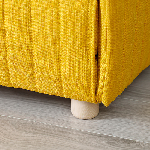 Sofá cama amarillo con patas de madera y tela de calidad.