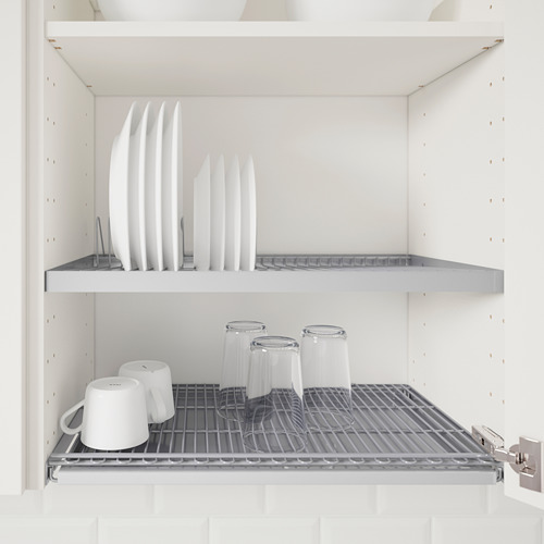 Mueble de cocina con dos estantes de alambre, uno con platos blancos, el otro con vasos y tazas transparentes.