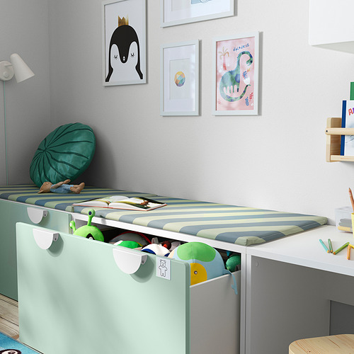 Habitación para niños con banco SMÅSTAD y juguetes, estable en suelos irregulares.