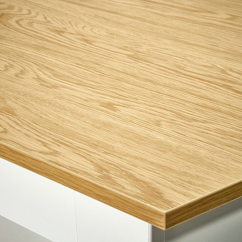 Primer plano de una mesa ligera de madera, lisa y bien elaborada con un patrón de veta natural.