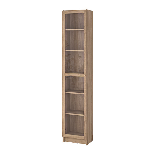 Una estantería BILLY, alta, estrecha, vacía, de color marrón claro, de madera con puertas de cristal.